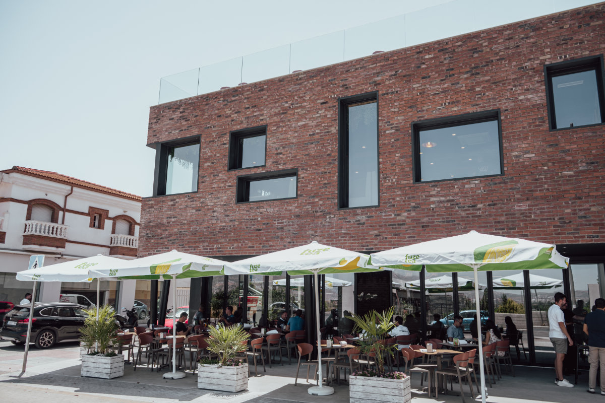 Fachada de ladrillo visto de Casa Fany con terraza