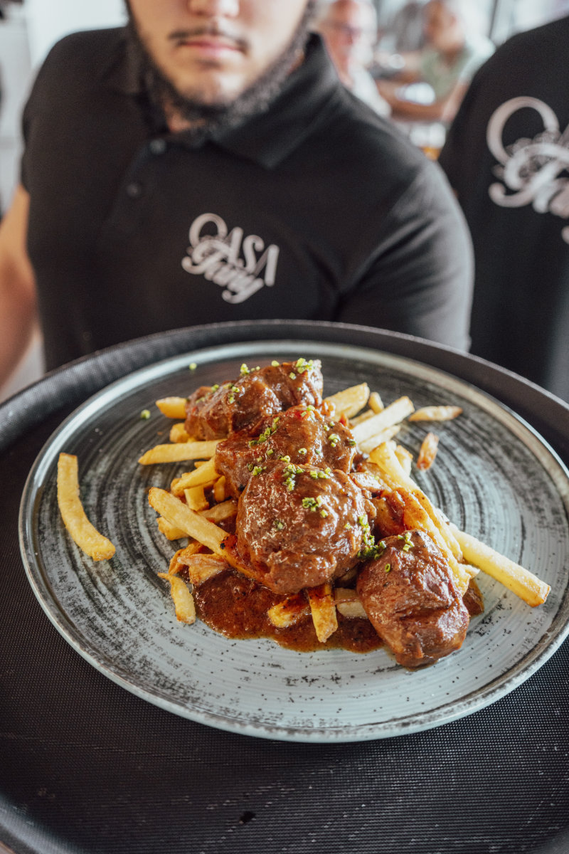 Plato de carne con patatas fritas